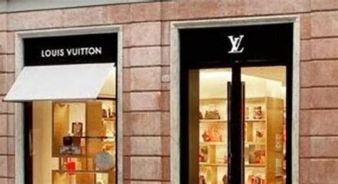 Sfondano la vetrina di Louis Vuitton con un'ariete e portano via 